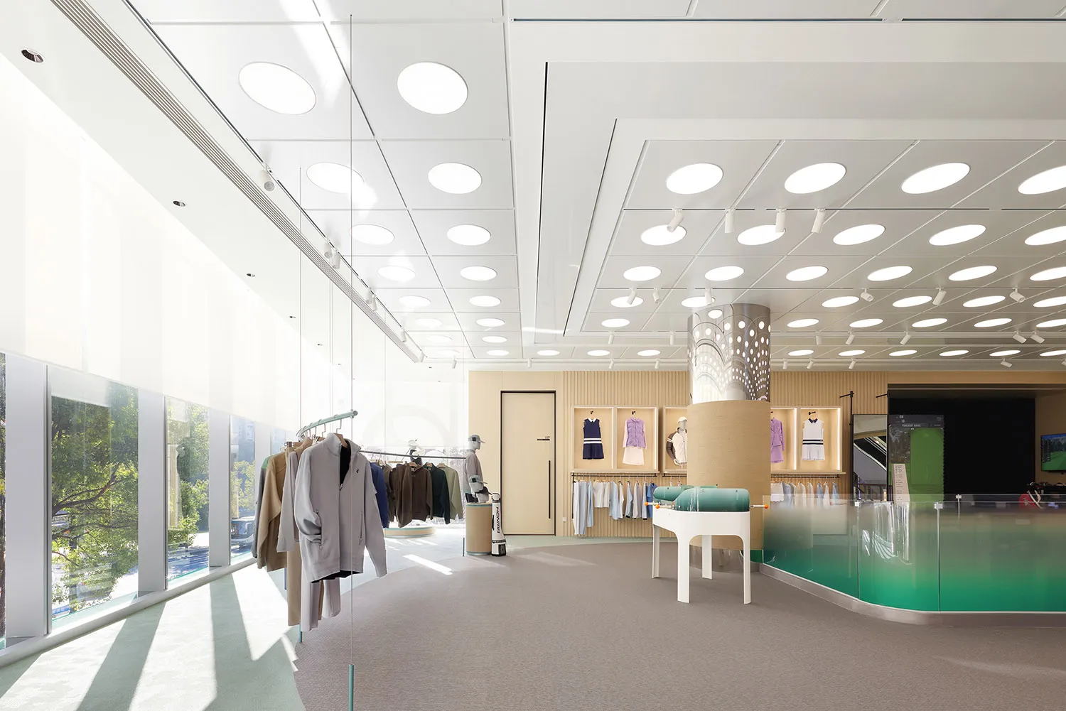 極簡室內設計的白色混凝土服裝精品店,搭配現代衣架。