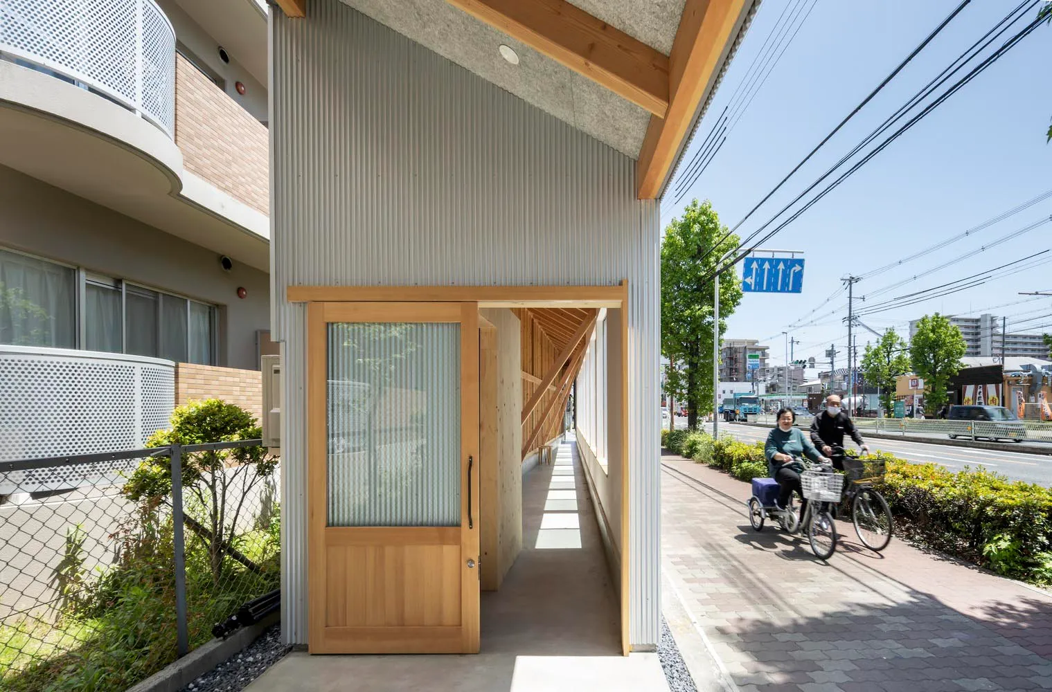 人行道場景中的木質與波紋金屬覆層建築入口