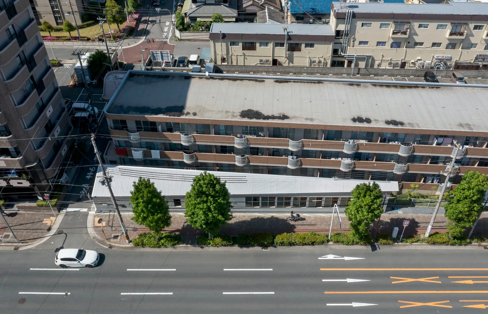 俯視都市景觀,呈現混凝土與玻璃結構的建築物。
