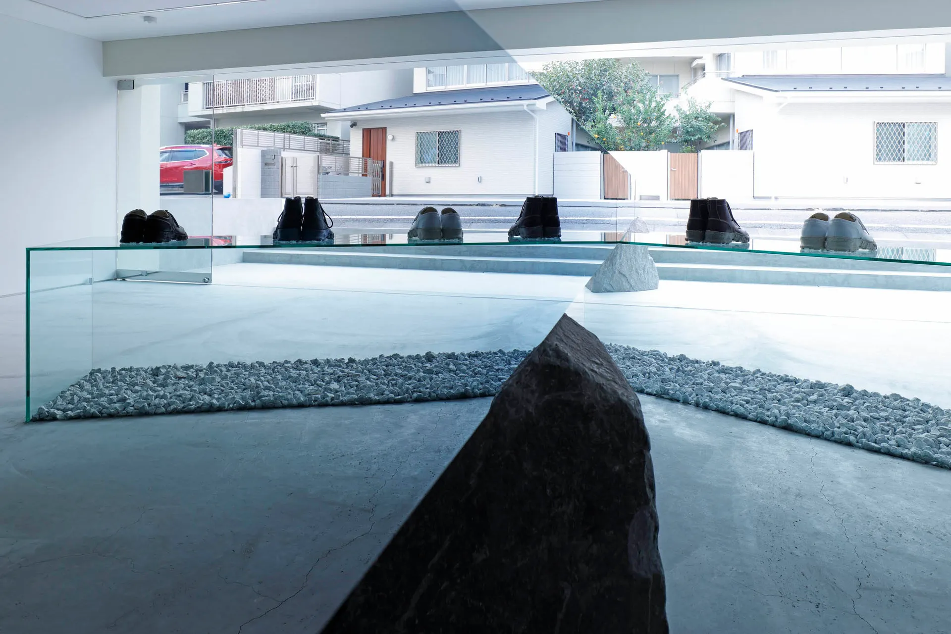 Interior space with minimalist design, featuring concrete flooring and walls.
