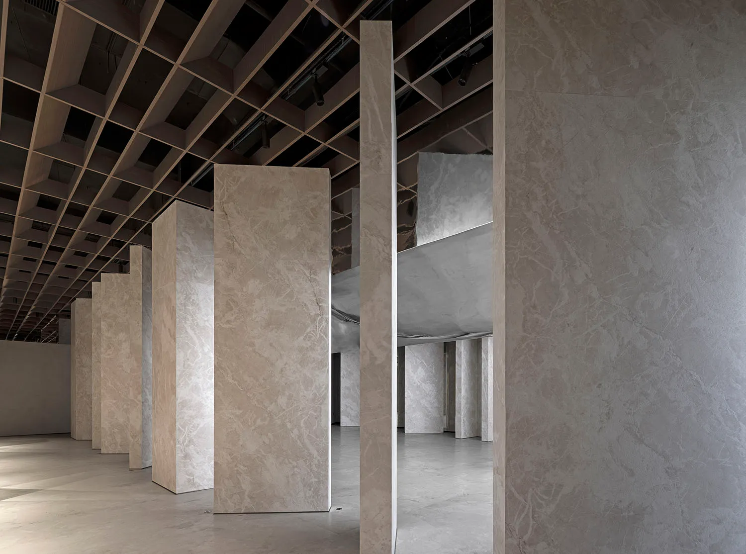 現代展覽藝廊空間,展示花崗岩柱