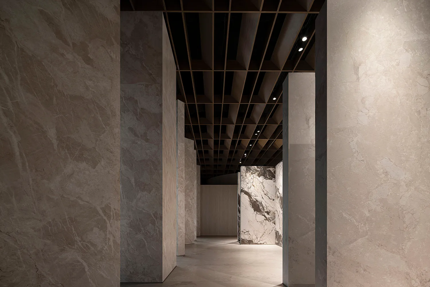 現代建築室內，展示大理石牆面與地板。