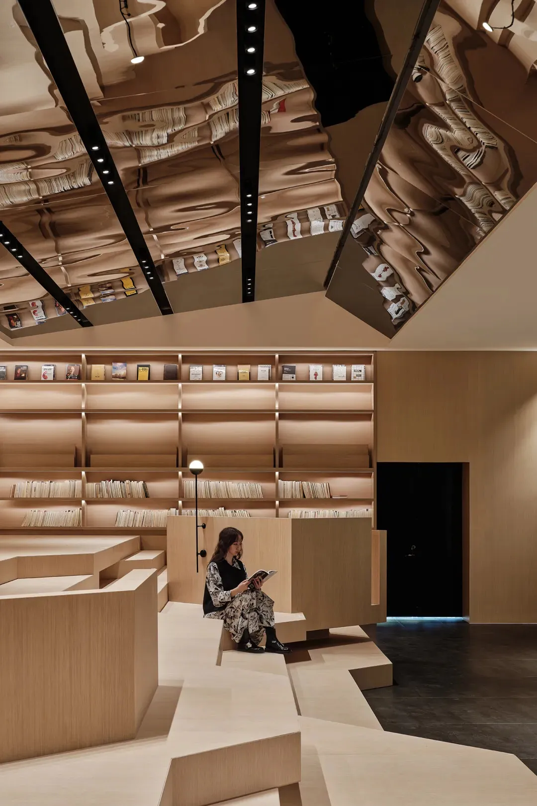 現代圖書館室內空間,展現木質書架與當代設計元素。