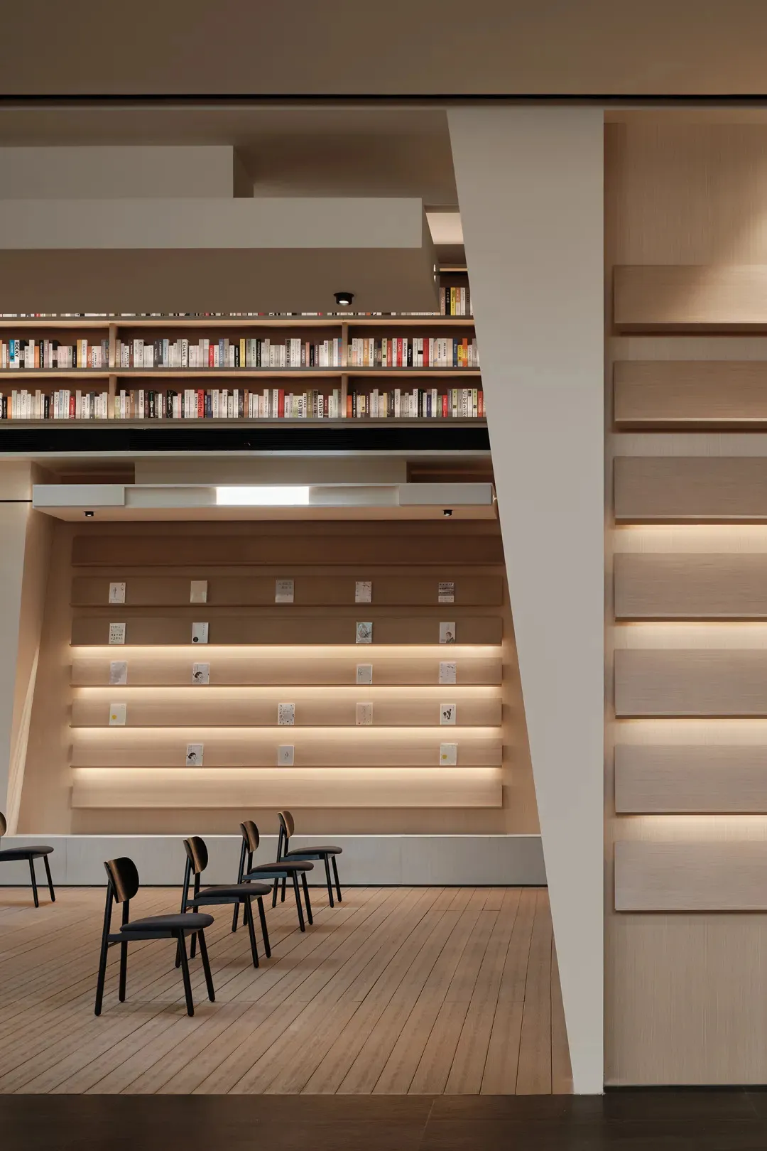 現代圖書館室內空間,木質書架上擺滿書籍。