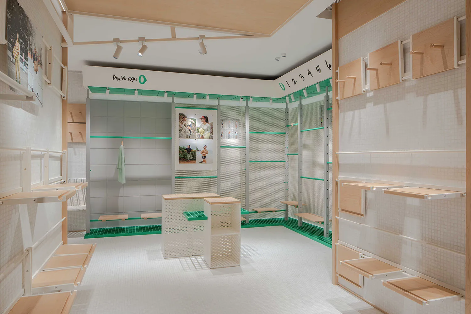 現代零售店展示空間，牆面與層架皆採用軟木板材。