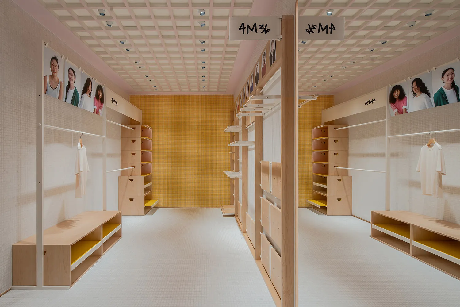 極簡零售空間,展示木質層架與展示櫃。