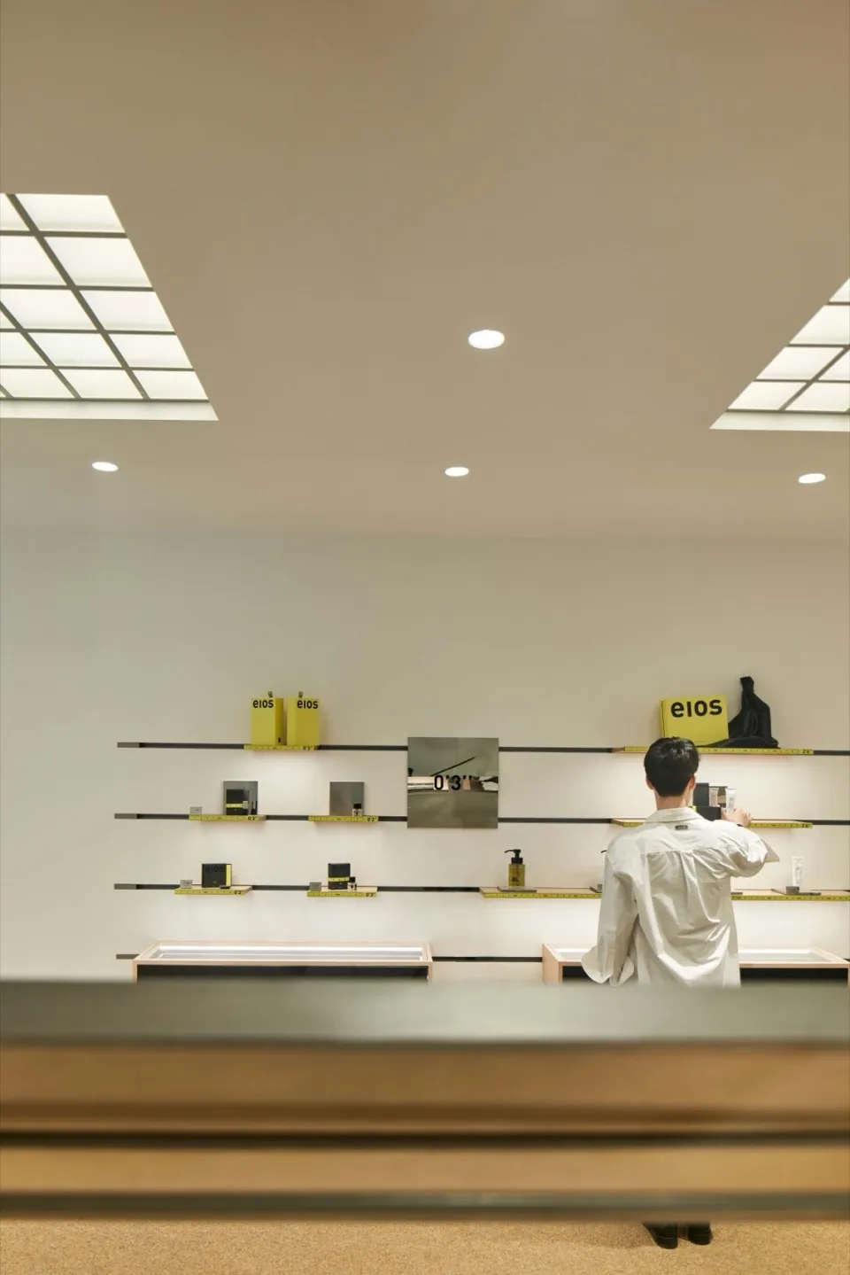 簡約玻璃與金屬元素的店面外觀。