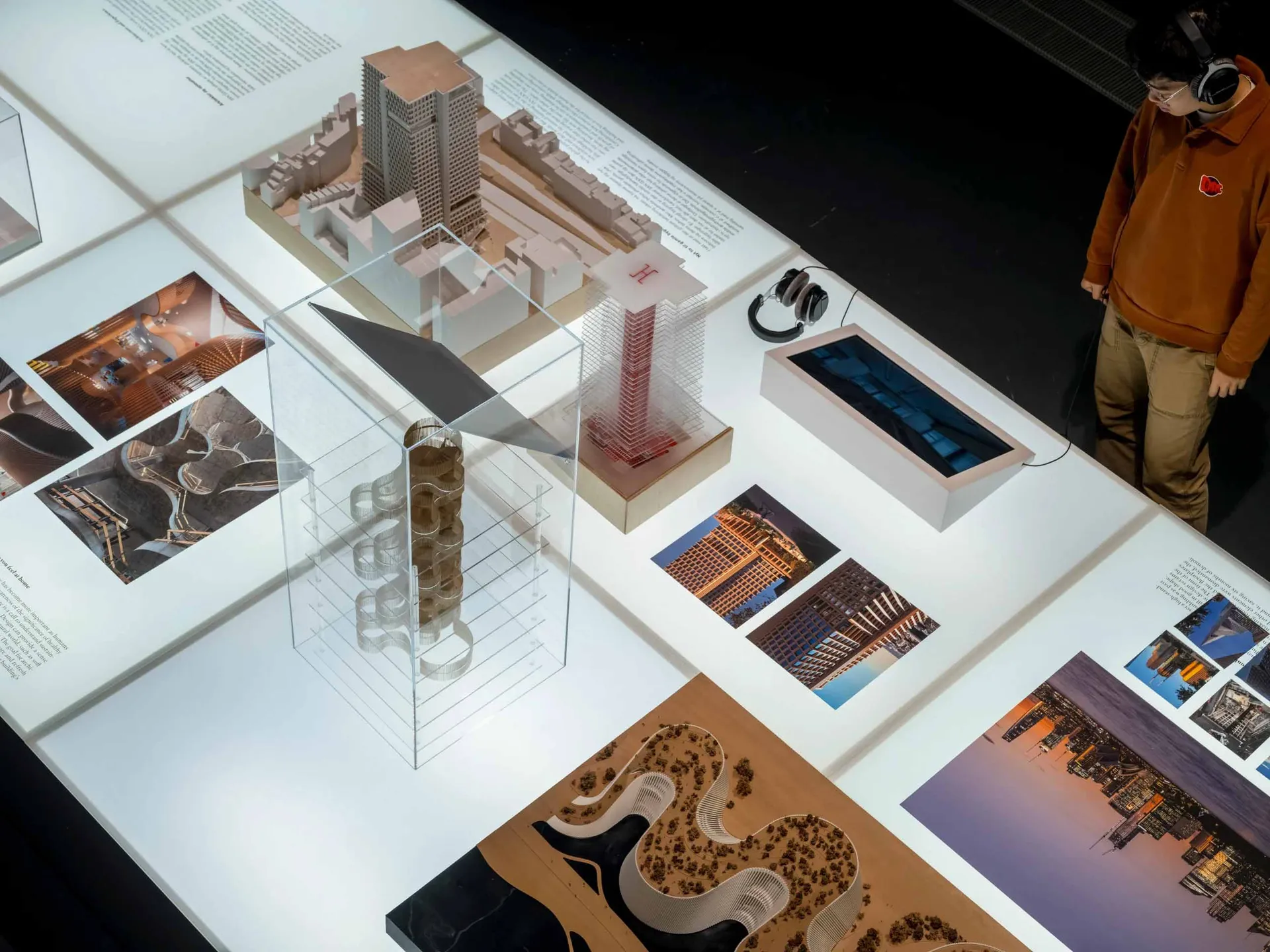 在博物館或展覽場域中展示的建築模型與照片。