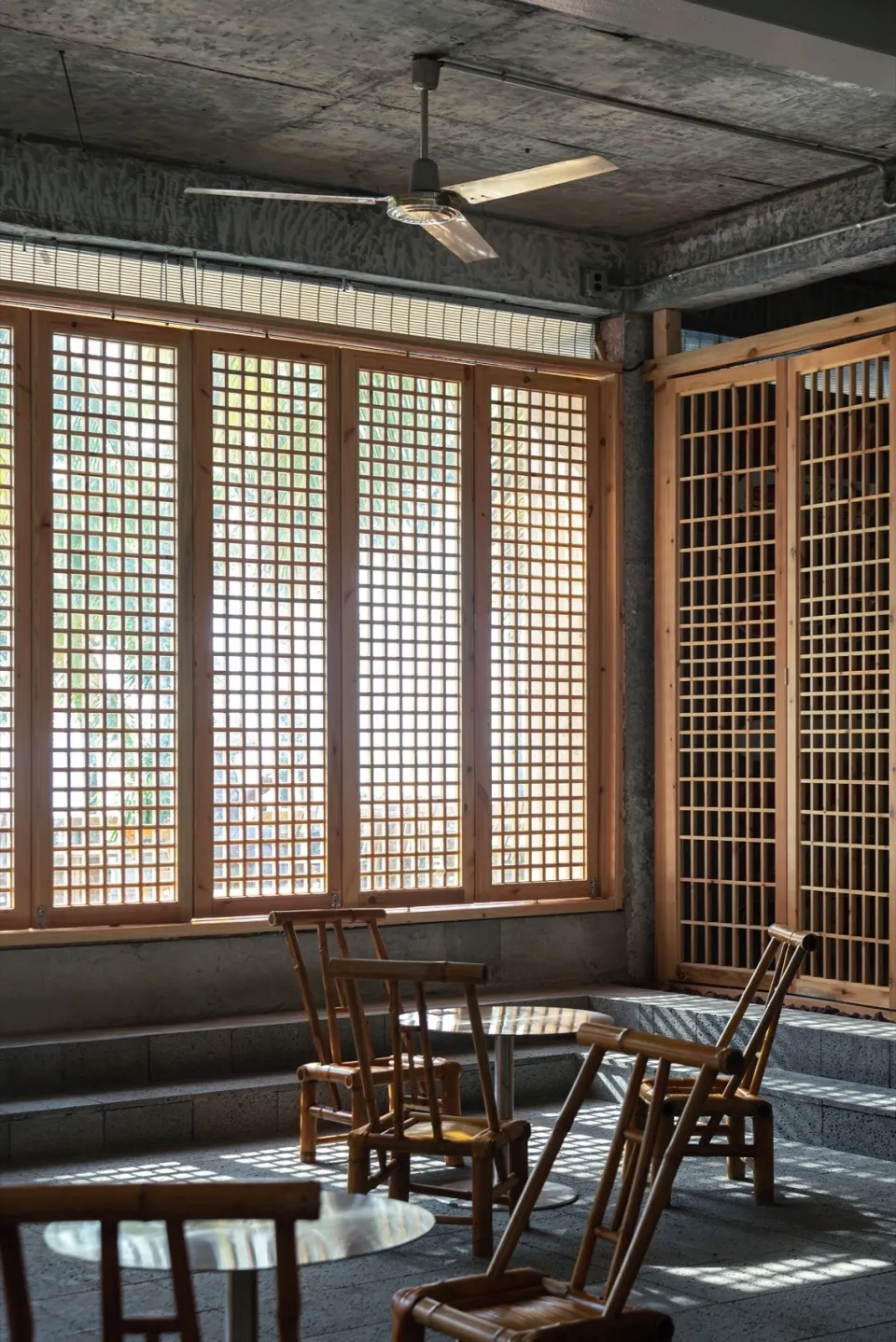工業風餐廳室內空間,搭配木質裝飾與混凝土天花板