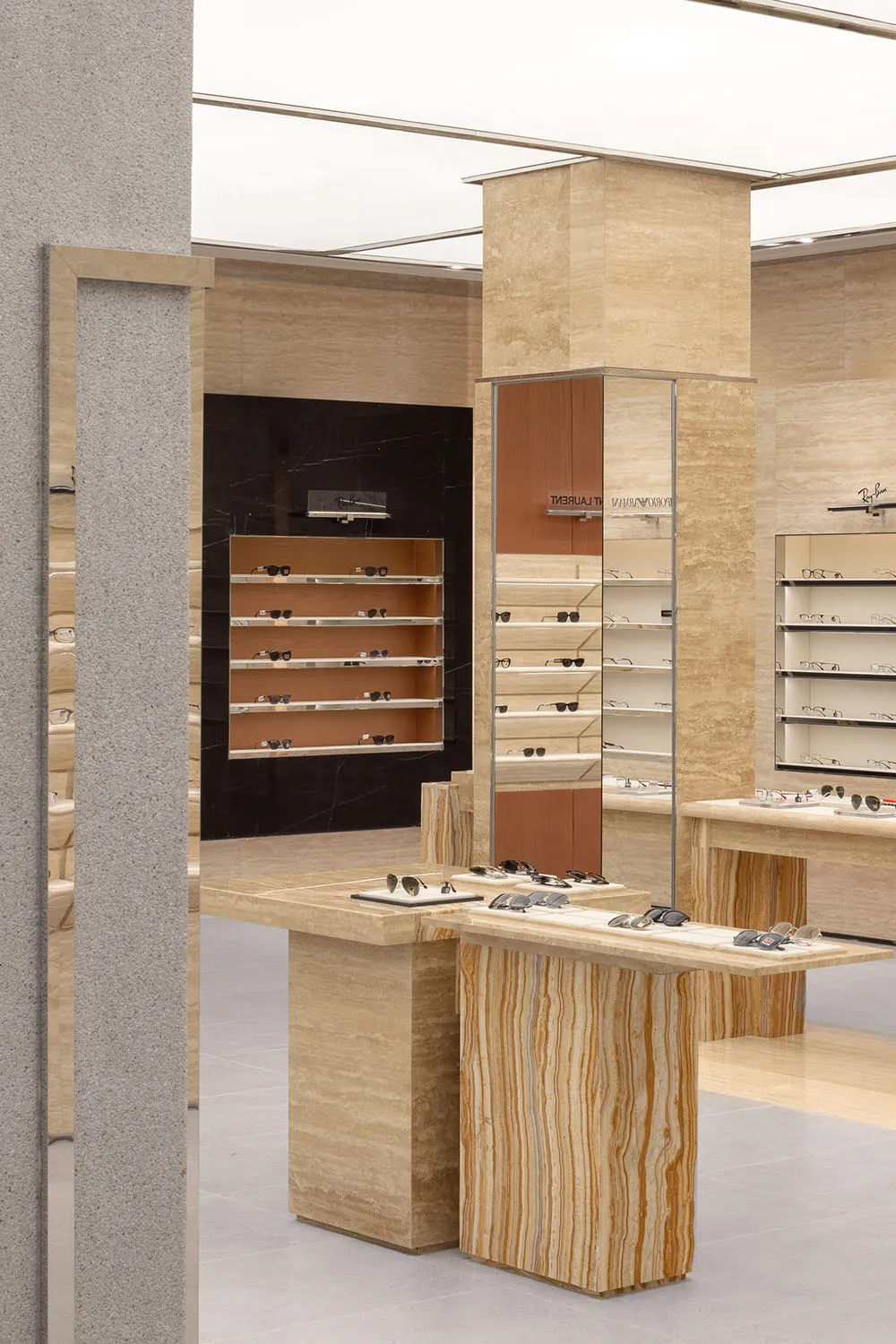 現代零售店面，採用大理石洞石內裝與展示架。