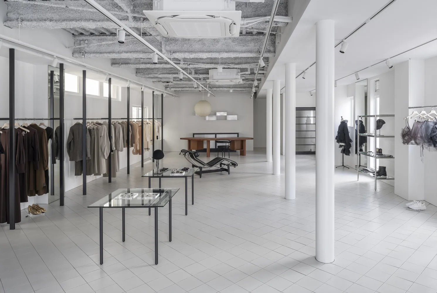 現代零售店擁有白色瓷磚地板、極簡設計,以及玻璃展示櫃。