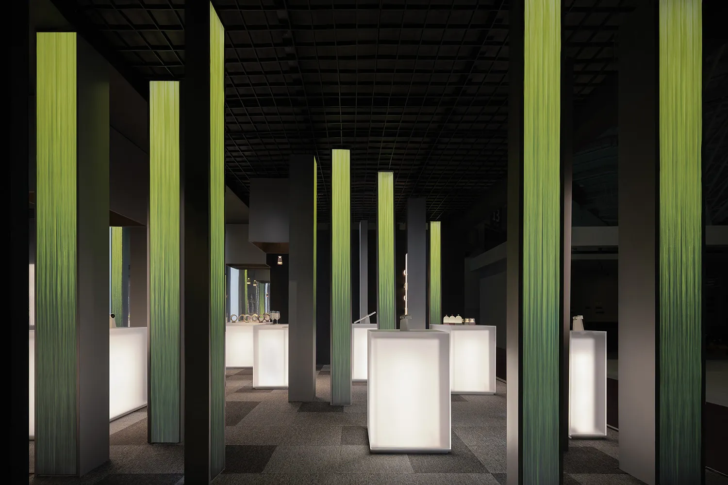 現代展覽空間,展示LED柱與地毯。