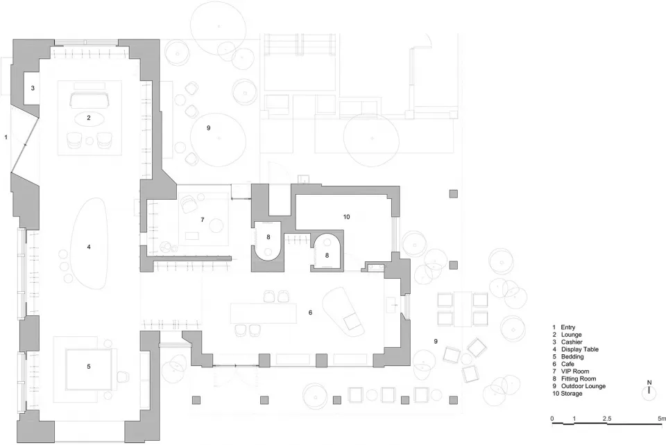 Floor plan of a shopping center interior with labeled rooms and functional zones.