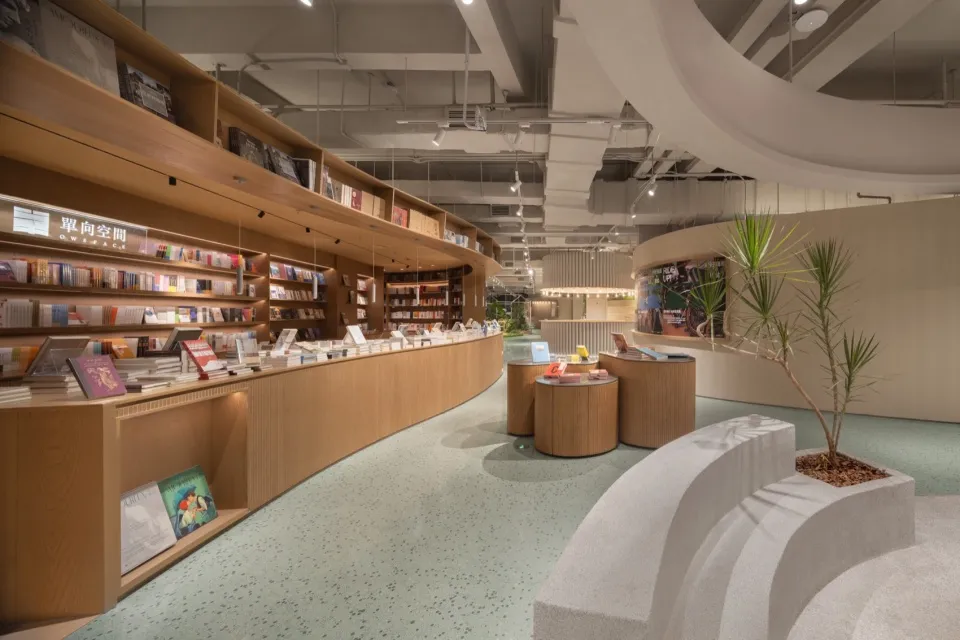 現代書店,配有木質書架及各式書籍。