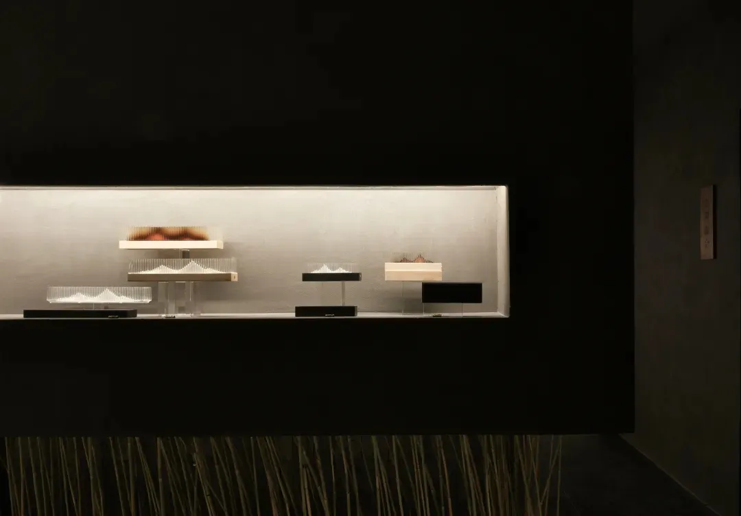 現代建築展覽展示各種材料與設計。