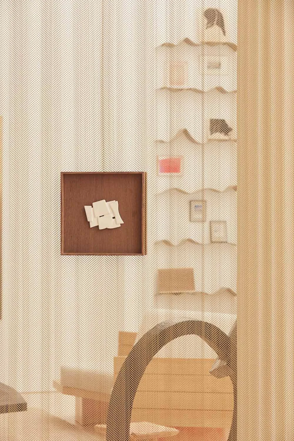 現代書架上裝飾著紙拼貼作品。