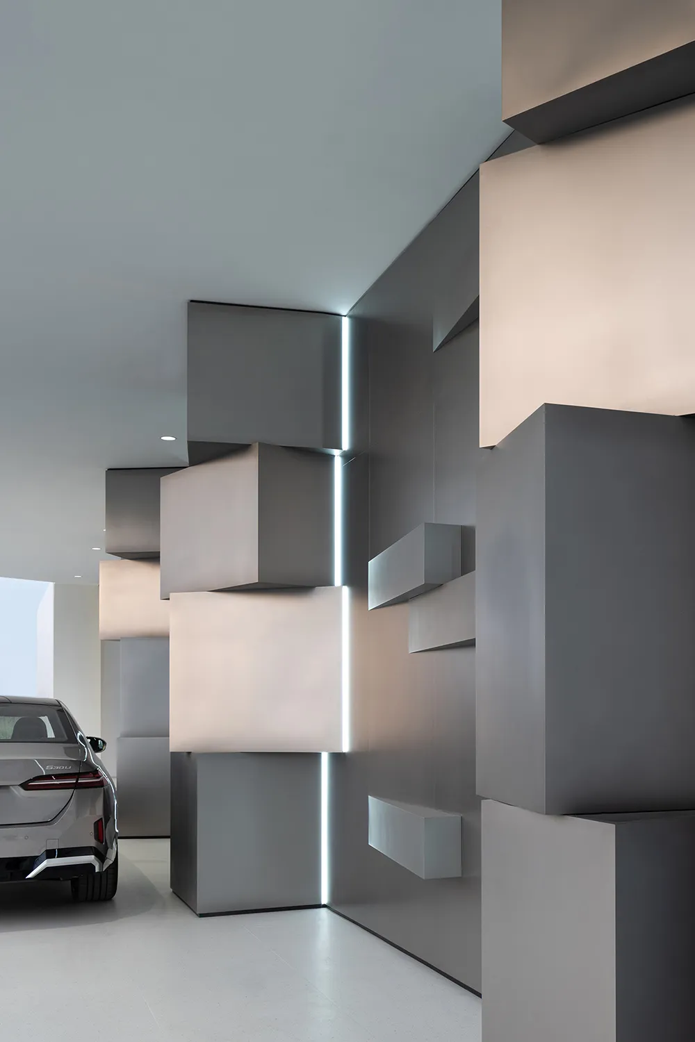 現代汽車展示間採用金屬灰金屬飾面。