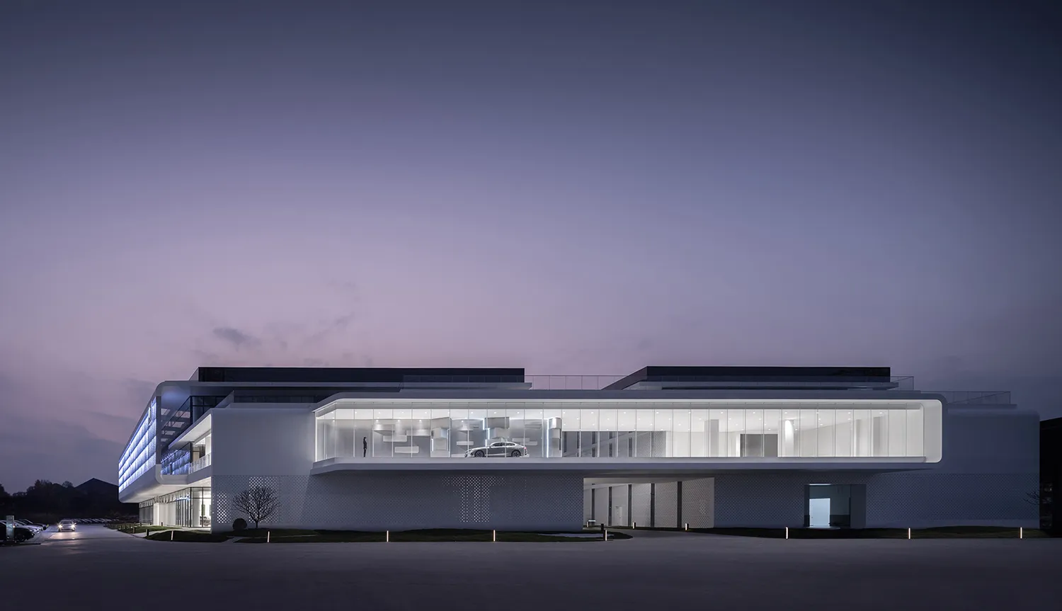 現代商業建築在黃昏時分擁有大面積玻璃立面。