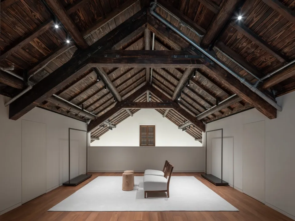 Minimalist room featuring wood, concrete and glass materials.