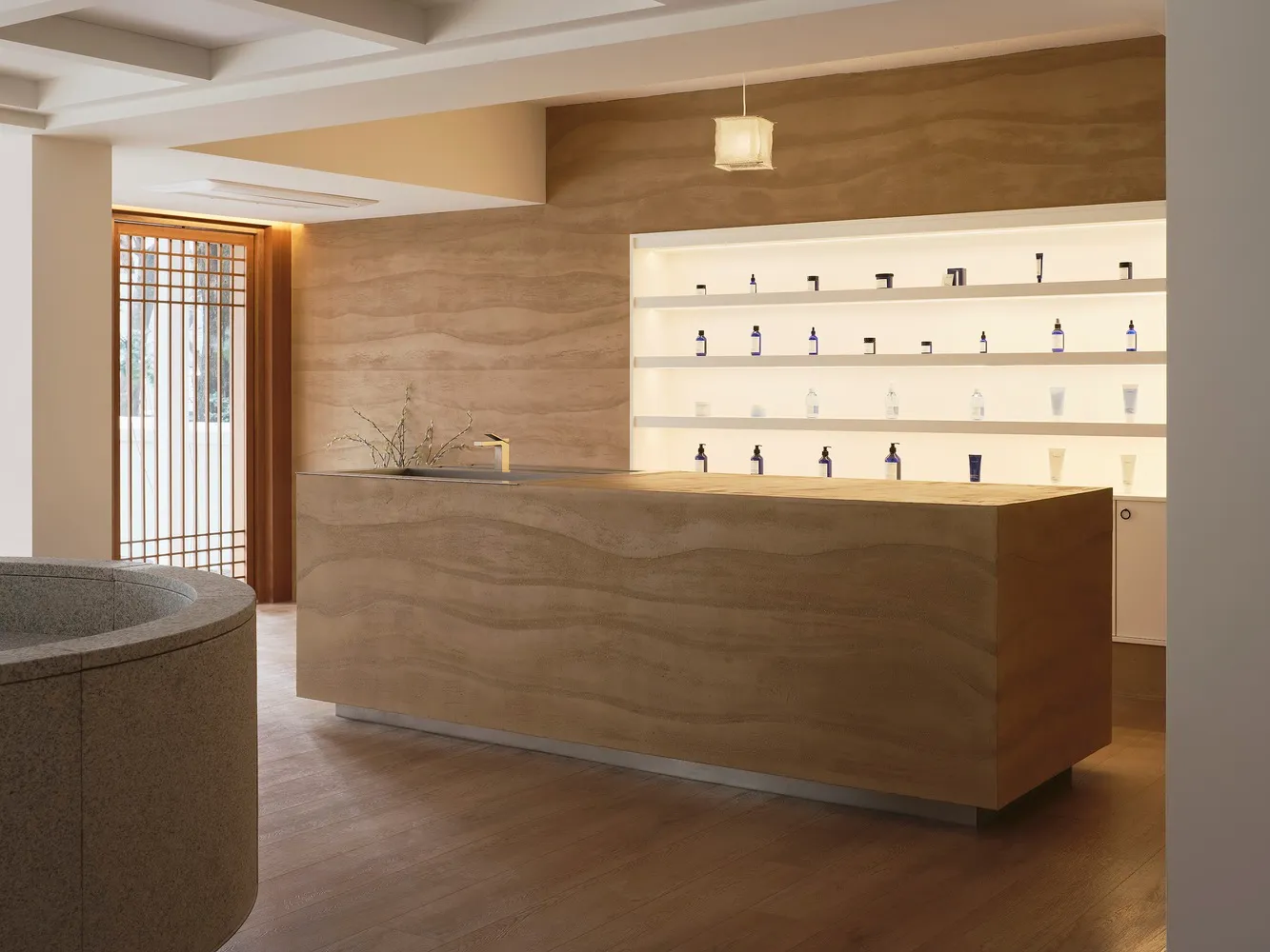現代簡約水療中心,設有木質接待桌、金屬層架,以及展示各式產品的燈光展示櫃