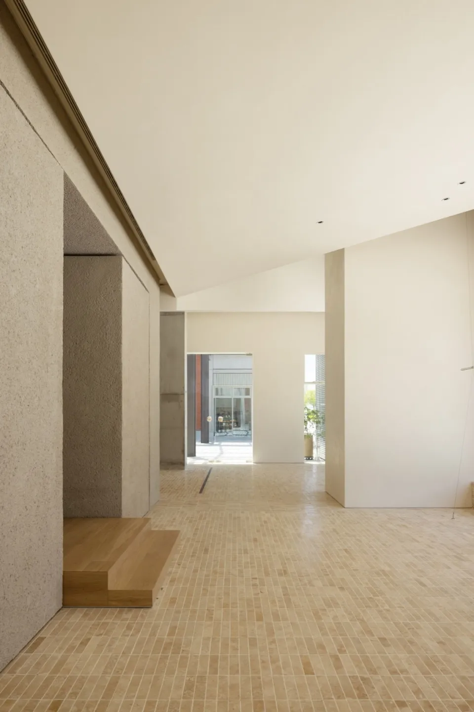 現代建築空間,混凝土牆面搭配瓷磚地板。