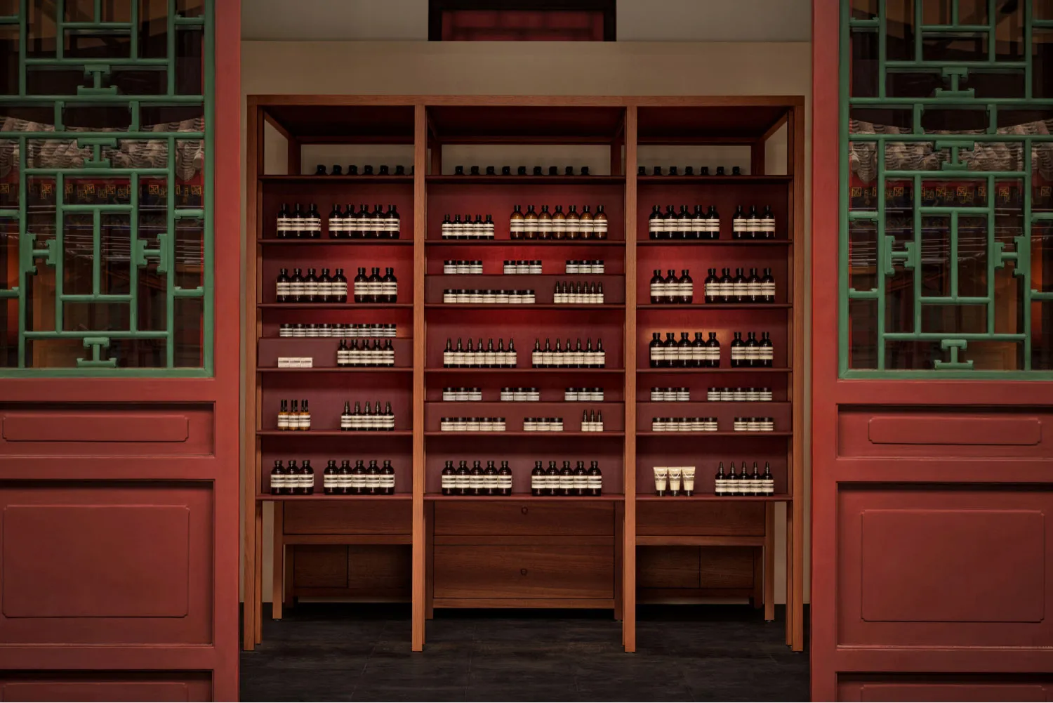 燈光充足的零售店室內,展示現代木質貨架陳列產品瓶罐,以及玻璃展示櫃。