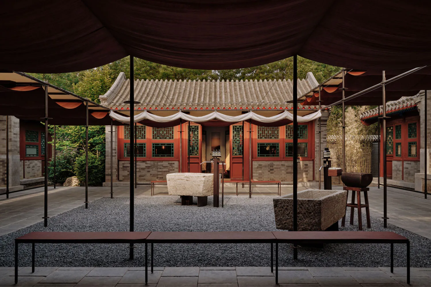 傳統中式住宅建築,展現傳統建材與設計元素。