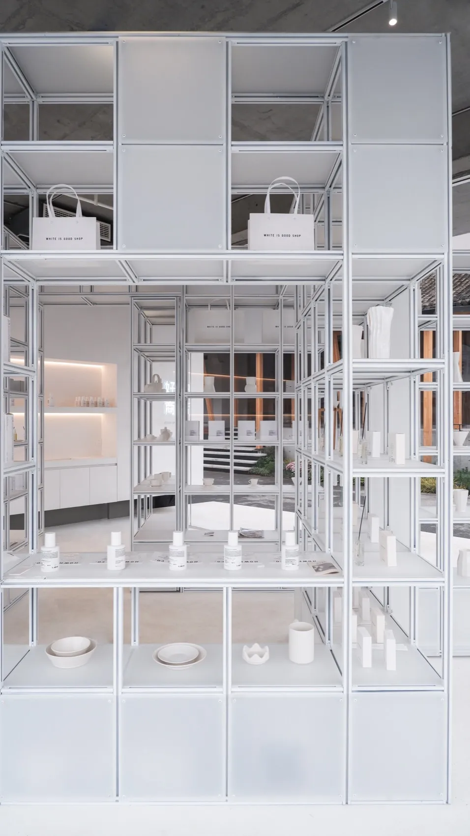 極簡風格的零售店,白色室內設計,陳列架與展示區擺放白色商品。