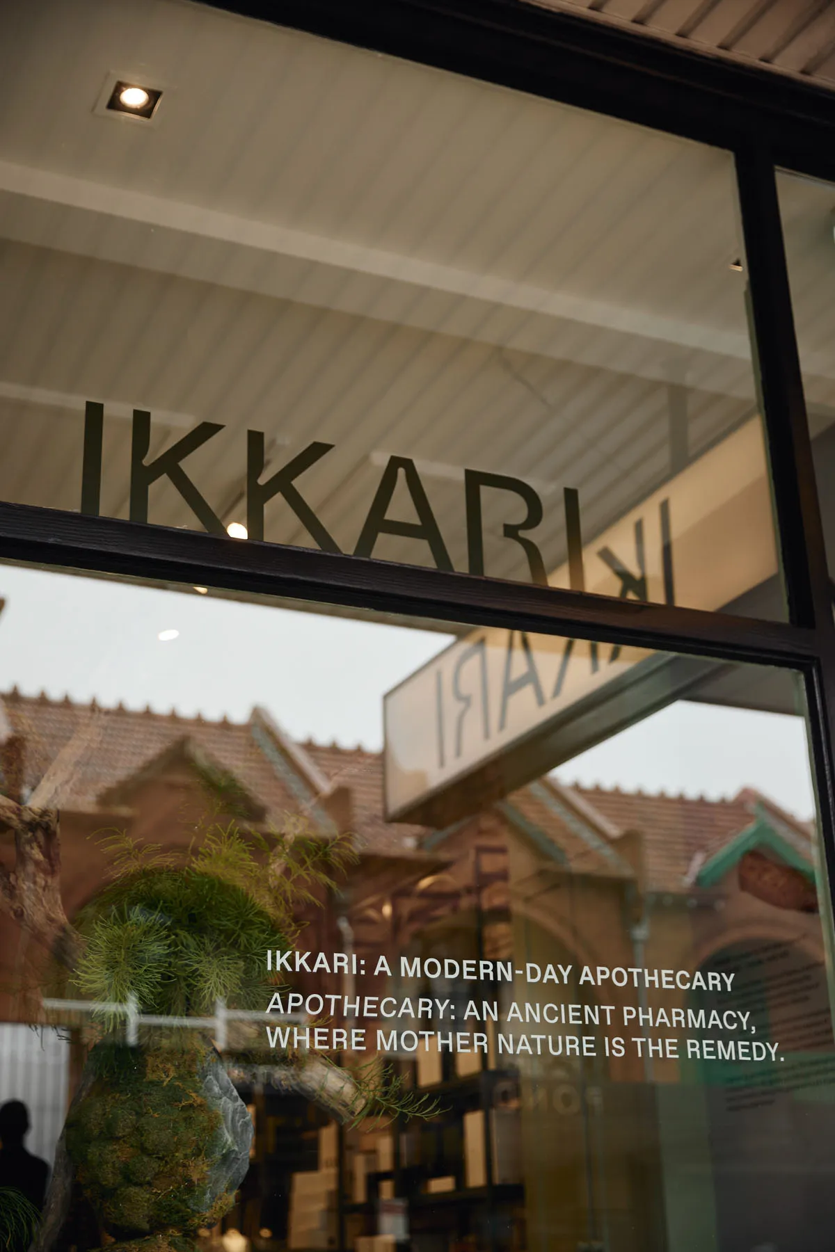玻璃店面櫥窗展示「Ikkari」字樣及店鋪性質描述。