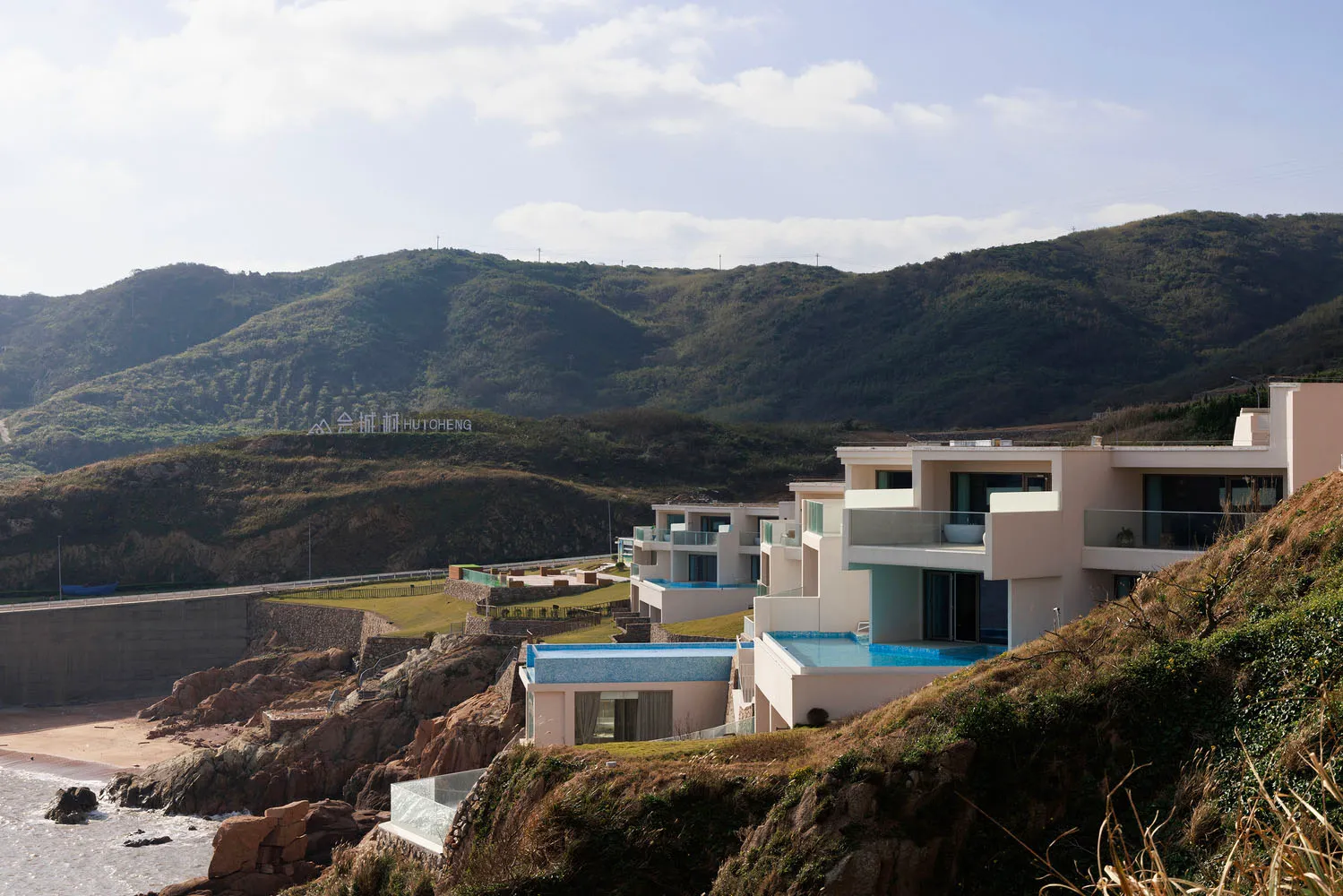 Modern residential holiday home featuring concrete, glass, and metal materials.