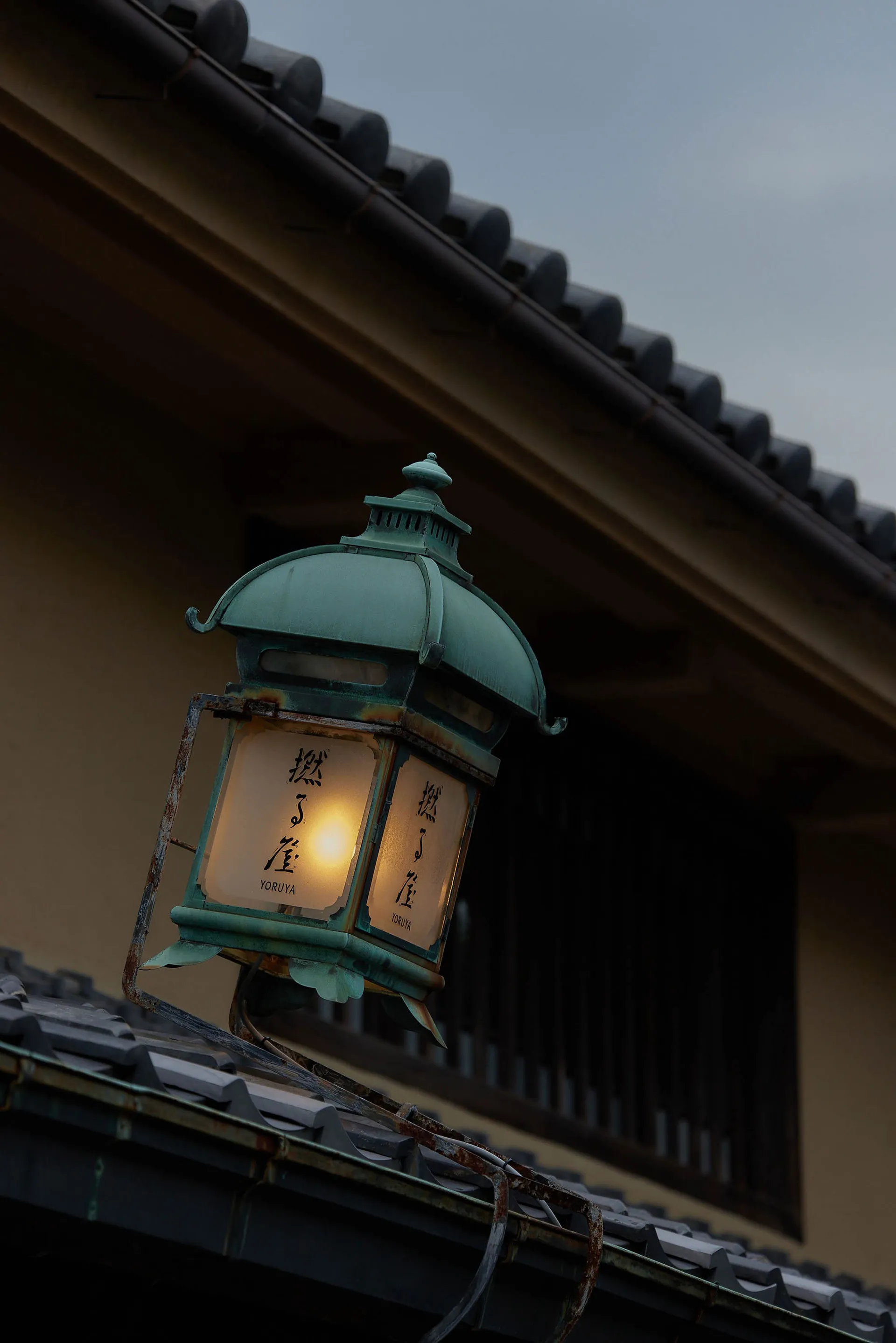 一盞傳統金屬街燈懸掛在屋頂上。
