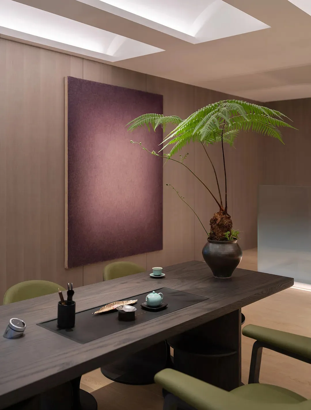 現代辦公室空間,展示木質桌台搭配綠色植物與簡約室內設計。