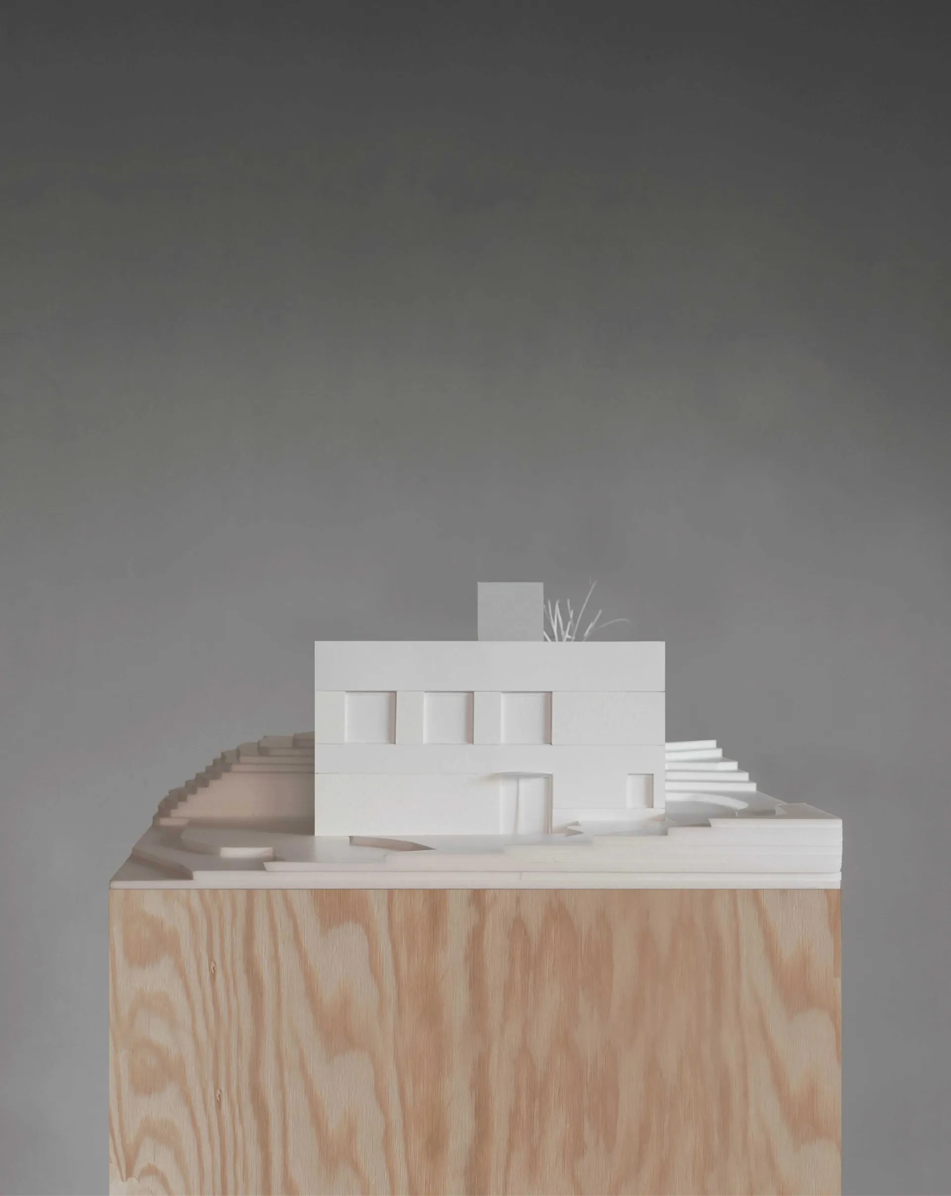 Ein Miniaturmodell eines modernen Hauses aus Papier mit konstruktiven Einzelheiten und Schritten.