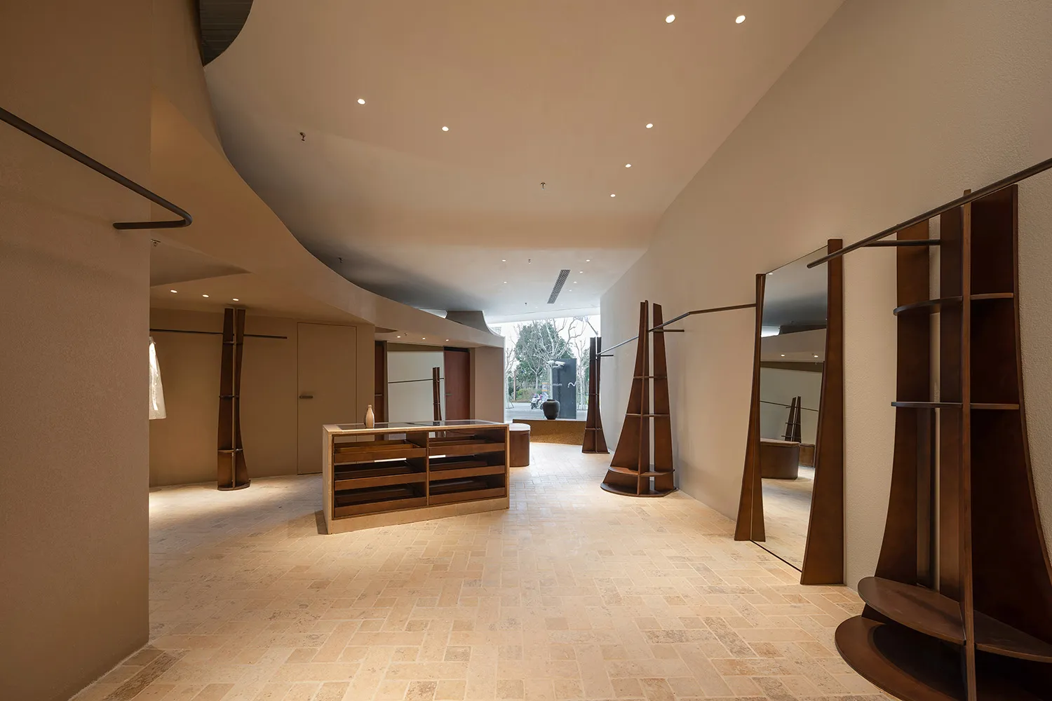現代零售店,配有木製展示櫃、玻璃展示櫃及石材地板。