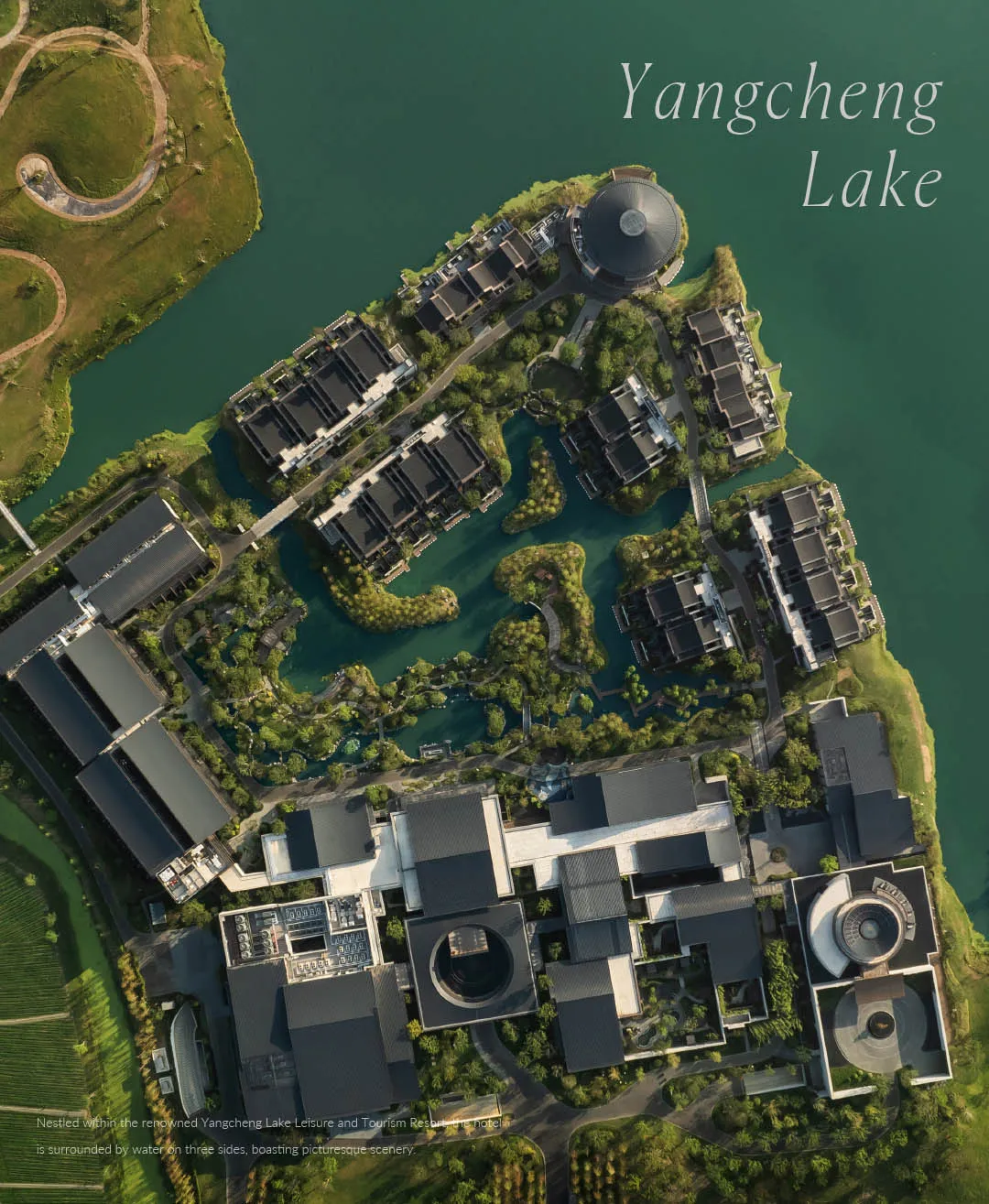 陽澄湖休閒旅遊度假村的俯瞰視圖，展示其建築設計與整體配置。