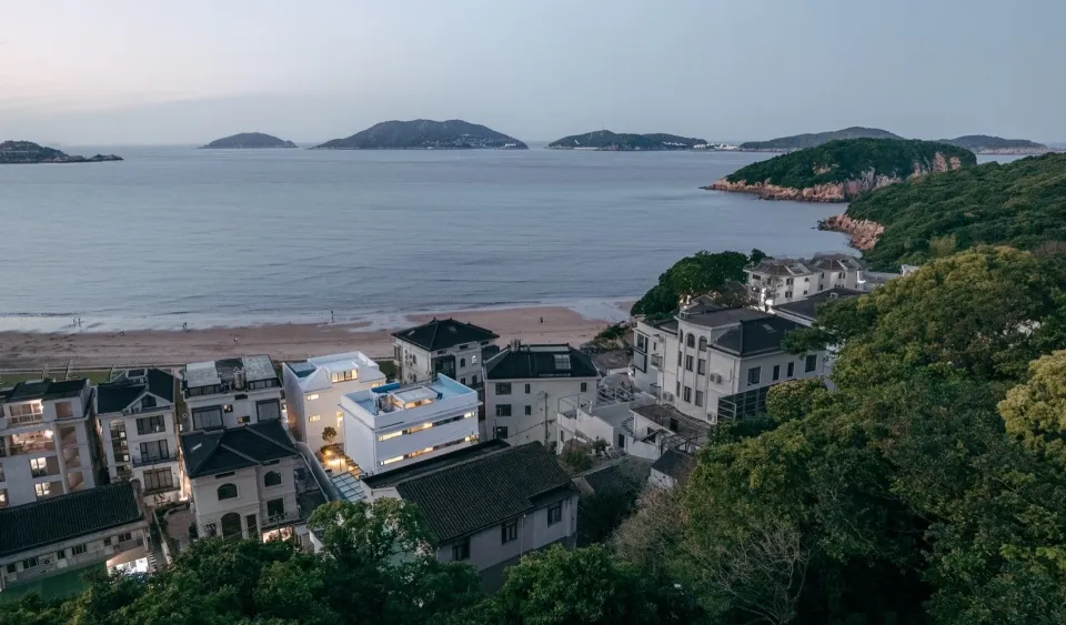 海濱住宅區,岸邊有房屋與樹木