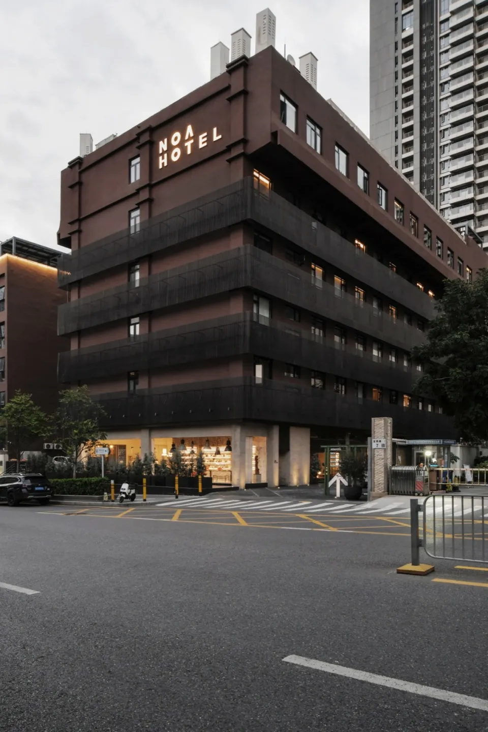 一座擁有黑色混凝土外牆的現代酒店建築。