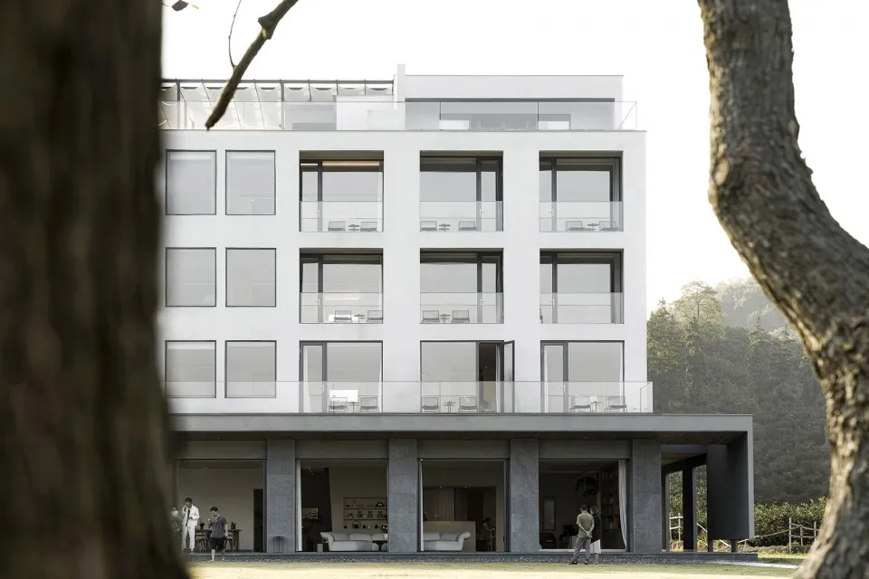 現代公寓建築採用混凝土外牆搭配大型玻璃窗。