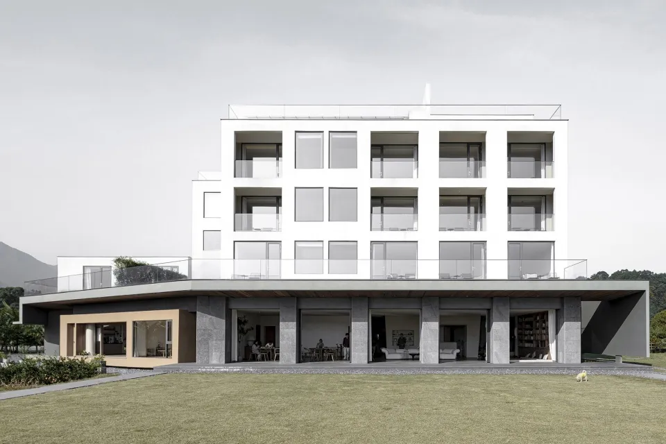 現代公寓建築採用玻璃與混凝土外牆,並配有大面窗戶。