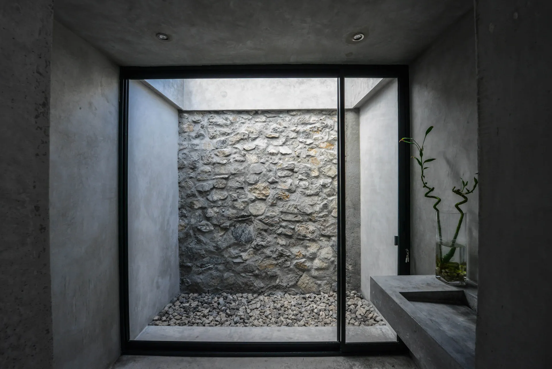 Concrete floor and wall design in a minimalist bathroom