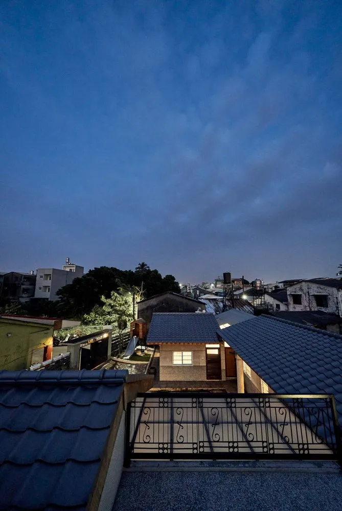 住宅外觀,搭配瓦片屋頂與金屬圍籬。