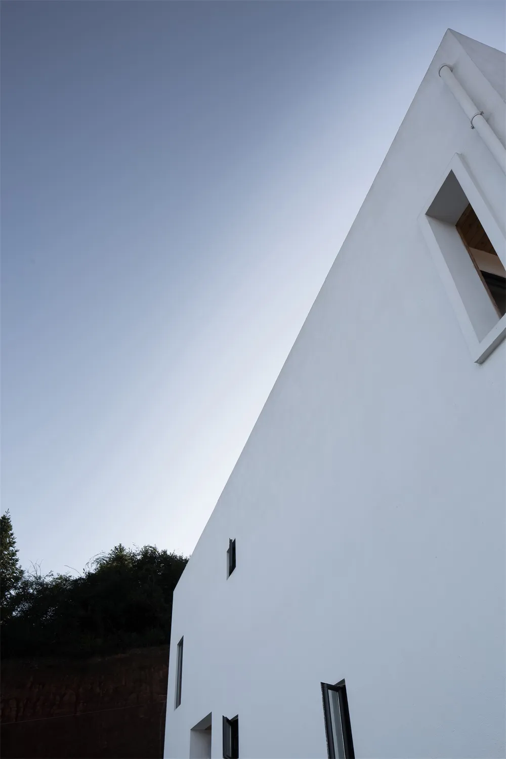 建築物現代白色混凝土外牆。