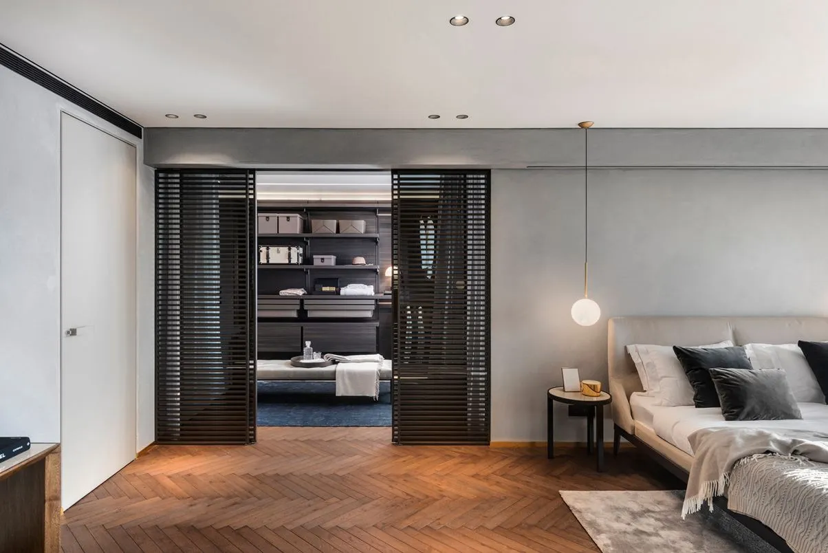 Minimalist bedroom with a modern design, featuring simple elements and a clean aesthetic.