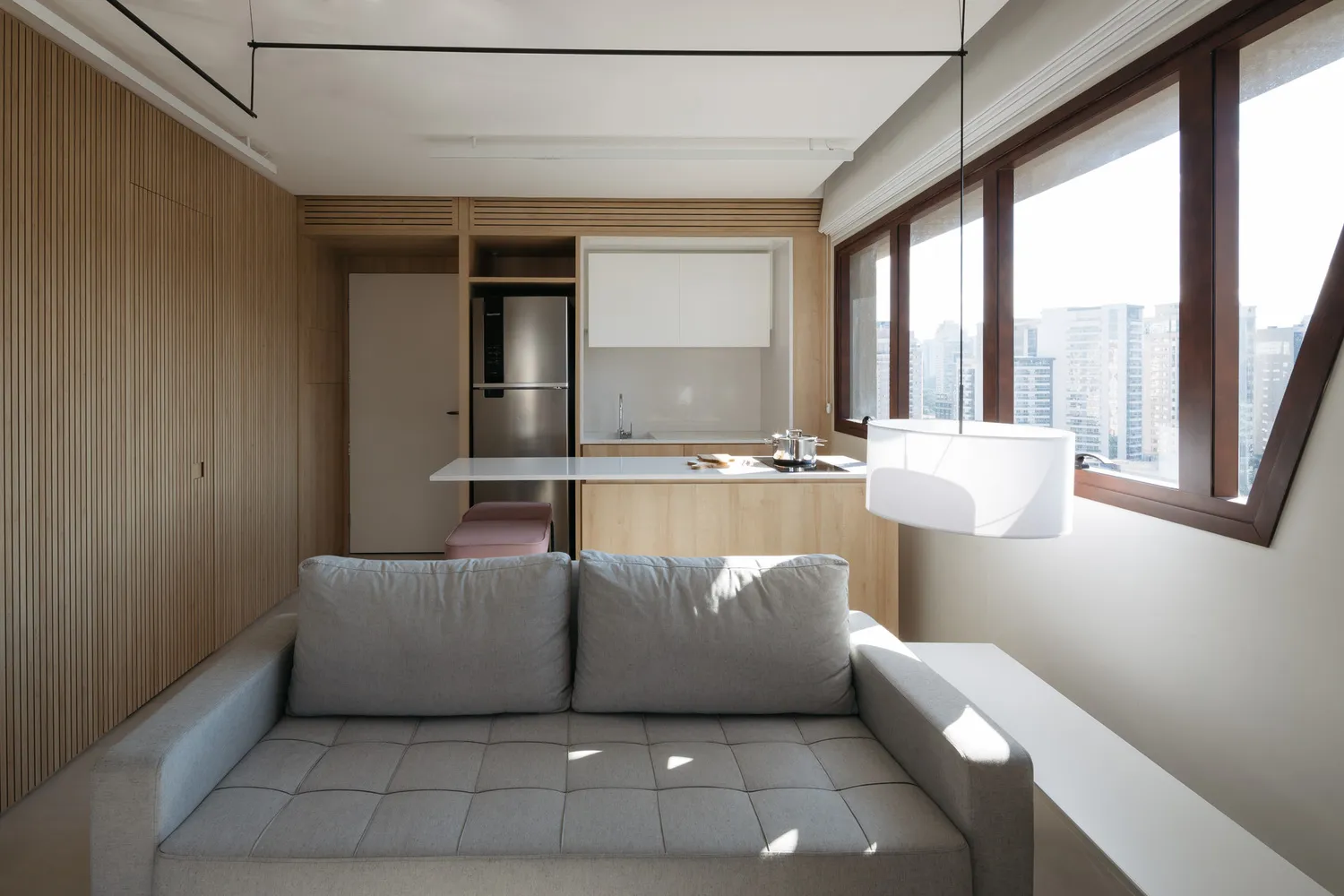 簡約住宅室內，採用淺色木質、白色的點綴，以及不鏽鋼廚房家電。