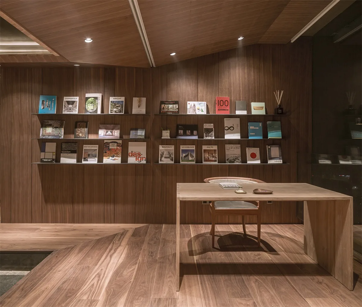 現代書店內有木製書架、書籍和書桌。