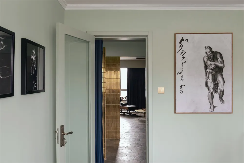 現代玄關混搭材質，包含玻璃門板、藍色窗簾，以及大幅男性肖像畫框