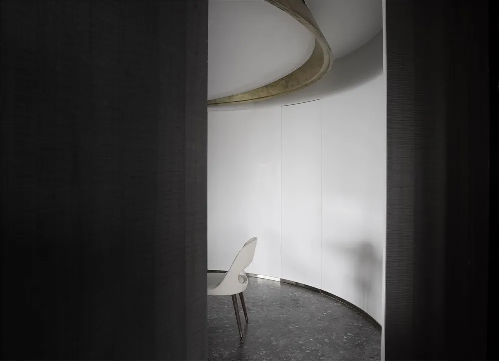 A minimalist modern office space featuring sandwich panels and concrete floor