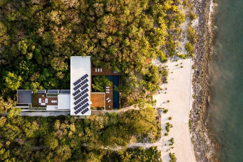 極簡海濱住宅,採用木、石與玻璃材質。