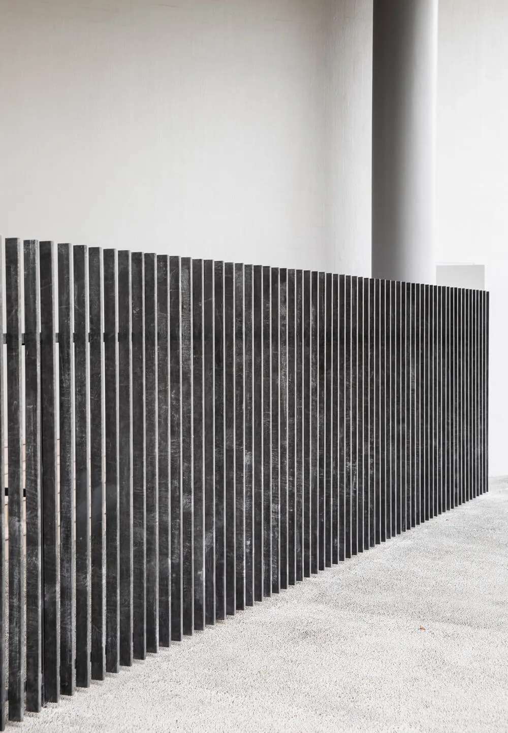 由平行金屬桿組成的現代簡約牆面。