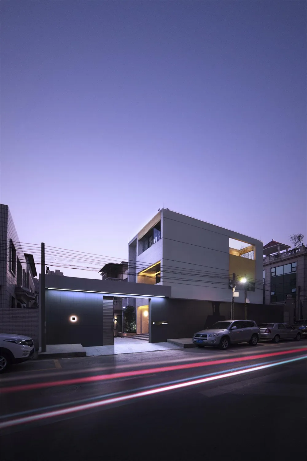 現代建築,外牆為混凝土,搭配玻璃窗戶。